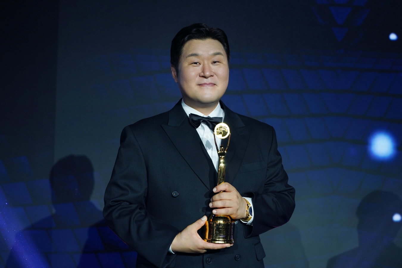 윤경호, 대세 굳히기…'제5회 청룡시리즈어워즈'서 남우조연상 수상